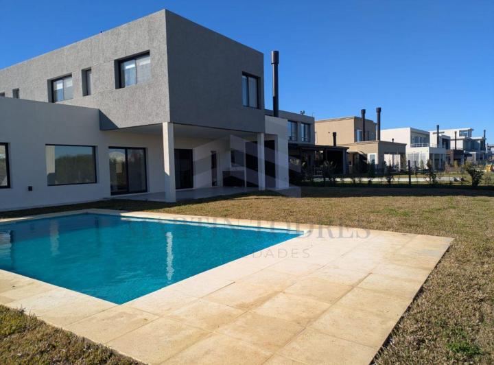 Casa en Venta en Riberas con Pileta | Puertos del Lago, Gba Norte - Zonaprop