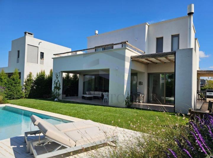Casa de Diseño en Venta con Pileta, Araucarias, Puertos del Lago, Escobar. Gba Norte - Zonaprop