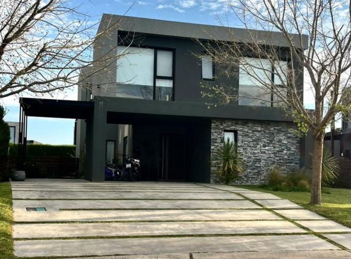Casa en Alquiler con Pileta en Acacias | Puertos del Lago, Gba Norte - Zonaprop